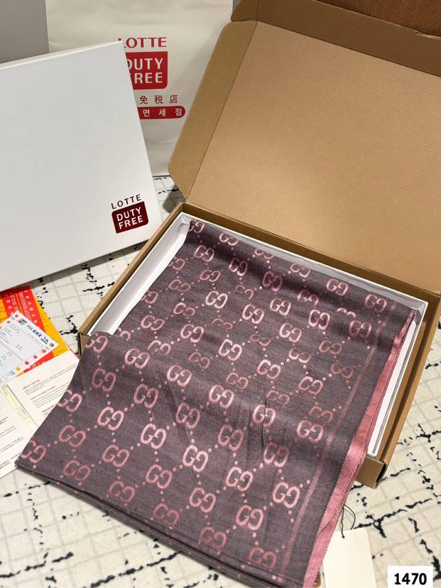 Comes with a gift box The most gentle color scheme of Gucci scarf is a cashmere scarf with a great atmosphere. Don't you want to order such a beautiful scarf now