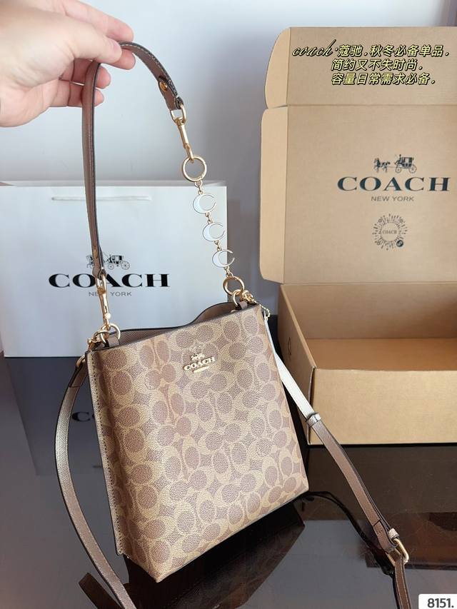 Comes with an airplane box Equipped with the original pendant, the new bucket bag from C Home in May is a casual and casual bag from the latest season of Coach. It has a three-dimensional full armpit and crossbody design, making it a must-have for co