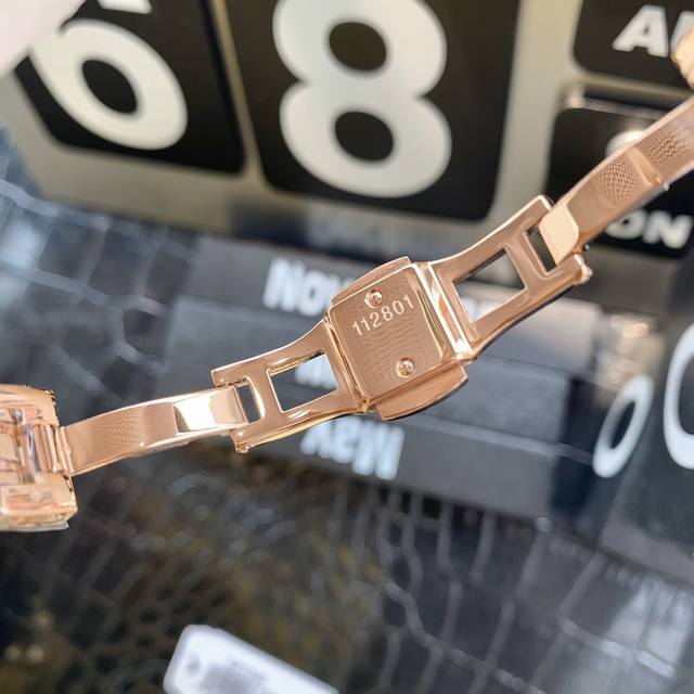 The original Armani Starry Sky women's watch model ar1926 features a gold and Ar1925 silver dial with a diameter of 32mm and a 316 stainless steel strap. Armani Starry Sky's diamonds are made of imported Swarovski crystal diamonds, including regular