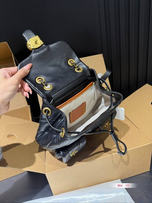 The Coach Coach Shoulder Tabby Backpack with Airplane Box is a versatile and versatile backpack that reshapes the coach design of the 1970s in a modern way. Its multifunctional style can be used as a backpack