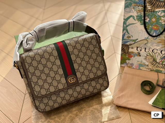 Gucci Men's New Postman Bag Comes with a Box, Suitable for Men's Daily Commuting Match, Can Hold iPad Wall Crack Recommended 29 * 17:
