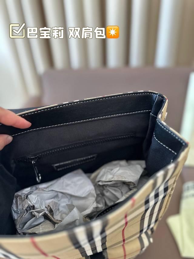 Burberry backpack classic fabric feels super nice, steady and generous! You won't choose the wrong one! Size 23 * 33