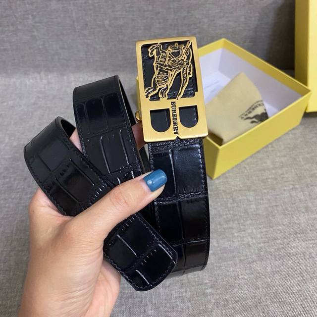 The explosive Burberry gift features an automatic buckle slide with a width of 3.5cm. The new original version is paired with a classic 18K stainless steel buckle. Fashionable and versatile, pursuing high-end original quality, reflecting taste, casua
