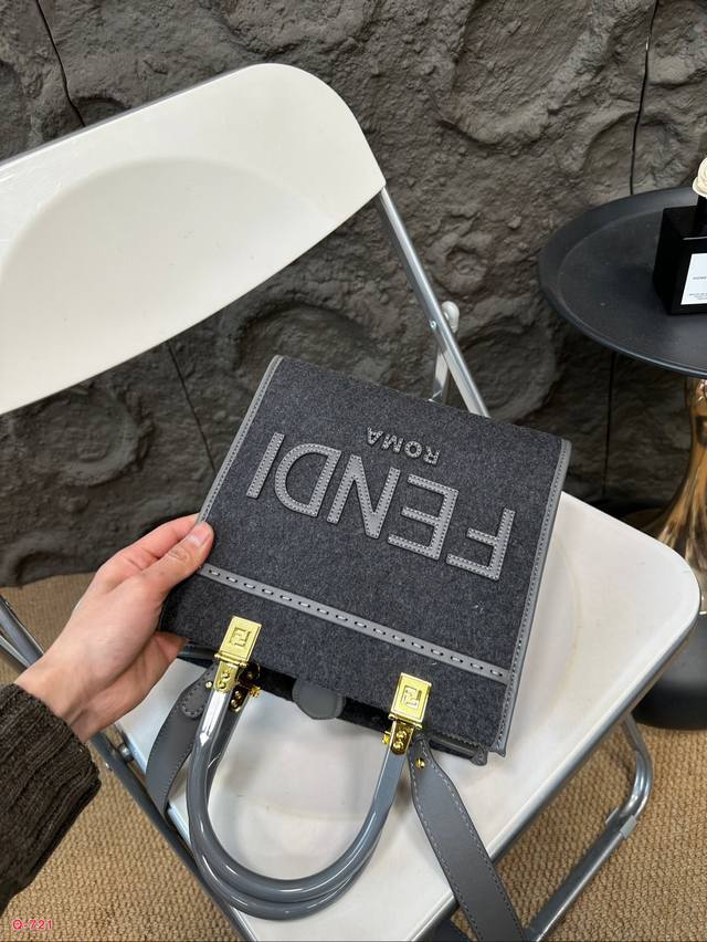 Fendi woolen mini tote bag of the same price, printed with brown ff jacquard pattern and light brown leather Fendi Roma logo, with hard leather handle. Featuring spacious interior compartments with light brown leather edges and gold accents: