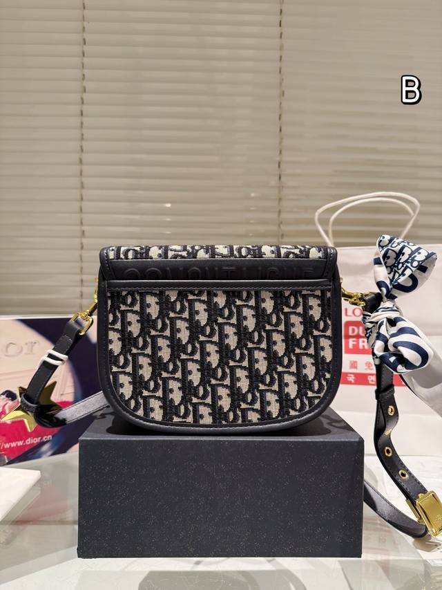 The top of the line original fabric Dior Bobby new saddle bag is now in high demand, with Baby's retro CD logo, classic floral body, hardware retro feel, not easy to wear and tear with oblique print and: