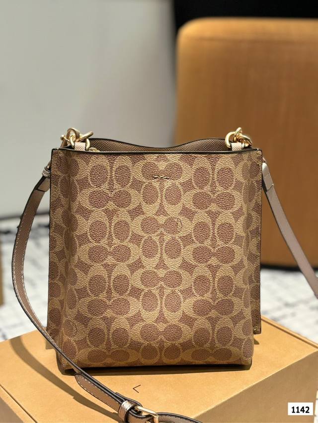 Coach Coach bucket bag is here! Fashionable, lightweight, versatile shoulder bag. Crossbody bag collection beauties! Squat it! Squat it! Squat it! Bucket bag | Bag sharing | Showcasing new bags | Coach Coach Coach hangs up size: 19 22.5: