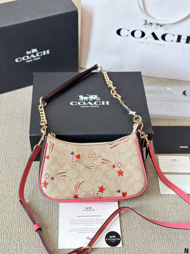 The leather version comes with a pendant. Coach and Coach's hottest underarm bag comes with the Teri series' hottest underarm bag featuring snake skin embossed design. The upgraded version of the large mahjong bag can just expose the side when worn u