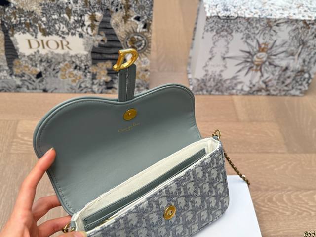 The folding box Dior Woc chain bag, with Dior's simple floral embroidery lines, is quite practical. Its presence is everywhere on the streets and alleys, and it has become a classic it bag that is highly sought after. This bag became popular worldwid