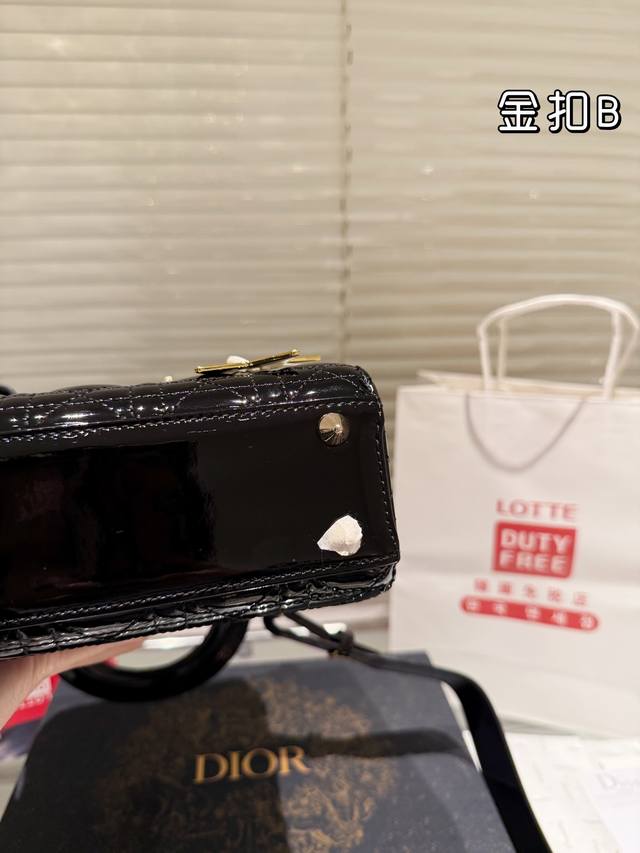 Original mirror with folding gift box airplane box size: 20cm high-end version Upgrading the shipment of Dior Concubine patent leather adds even more points