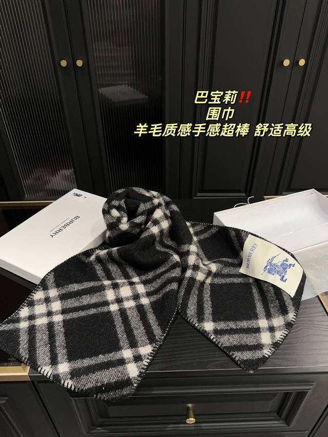 The low-key luxury of pairing Burberry scarves with boxes! This Burberry scarf is extremely easy to match, suitable for both men and women. The more you look at it, the more you love it, the more fashionable it becomes, and the more you look at it, t