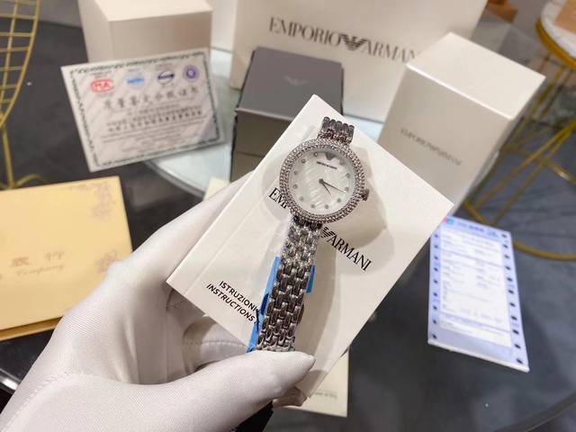 Armani's fashionable new casual women's watch, the same as Tong Liya's, showcases the beauty of the wrist, shining brightly, with colorful and elegant posture, dazzling dial retro Roman scale, rhinestones embellishing the bezel, dynamic and luxurious