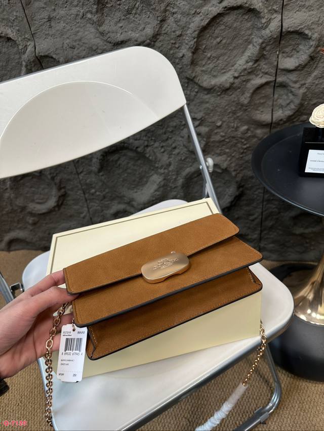 The Eliza series from Coach with folding box is new! Eliza is no stranger to old faces, but this time she has some autumn and winter styles in mind, which suddenly brightens her eyes! Leather, suede, stable and atmospheric color: