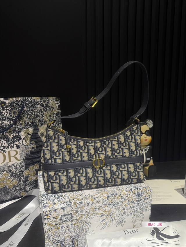 Paired with a folding box, Dior Crescent Underarm Bag, D Home Hobo Underarm Bag. The newly released Hobo is very cute! It's really low-key but inadvertently shows a sense of luxury! It feels very comfortable to carry! Size: 23 13: