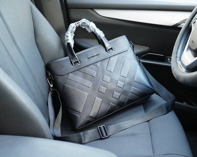 Burberry official website synchronizes high-end official document crossbody handbag, exclusively launching original single cowhide material, top-notch hardware accessories, non market ordinary goods, low-key luxury, completely non exaggerated style,