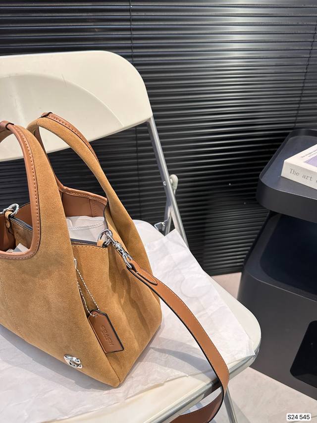 Paired with a box, the Coach Bucket Bag is simple yet not simple. This bag is versatile in meeting daily office capacity needs and offers versatile clothing options such as Clean Fit, neutral style, and mixed sports style