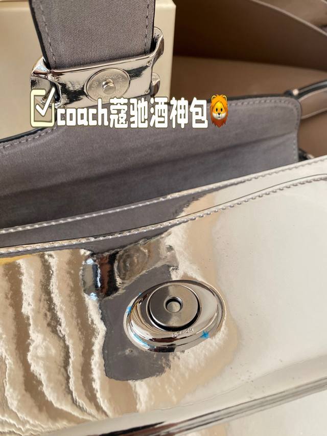 The color matching of Coach Coach's Wine God Bag this time is simply a fairy color scheme! High in appearance and versatile, suitable for both handheld and crossbody use, this is the Coach Wine God! Cute and able to pretend! Handheld crossbody looks