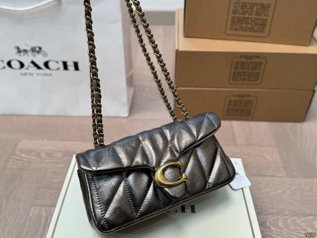 The small folding box of the Coach Tabby wine god bag is not only practical and versatile, but also very distinctive and attractive. I really love this simple style. It is very easy to wear and can be carried on the back. Both practicality and beauty