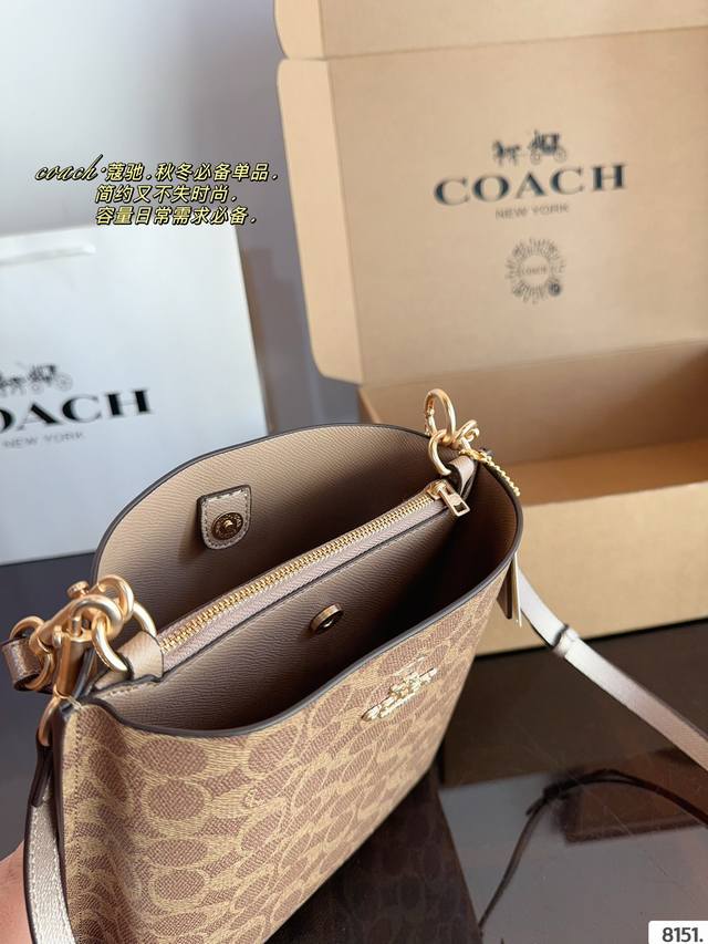 Comes with an airplane box Equipped with the original pendant, the new bucket bag from C Home in May is a casual and casual bag from the latest season of Coach. It has a three-dimensional full armpit and crossbody design, making it a must-have for co