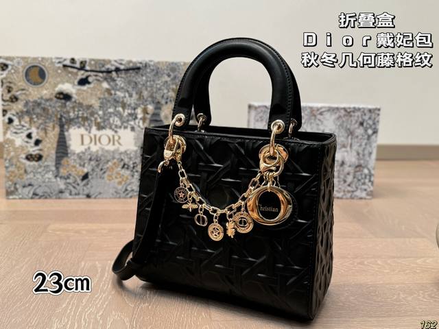 Folding Box Dior Concubine Bag Autumn/Winter Geometric Shape Vine Grid Pattern Concubine Bag Lady Latest Autumn/Winter Don't be too handsome, the geometric shape with strong design sense, the upper body is beautiful and stylish, paired with classic l