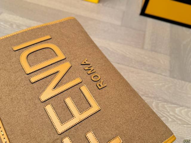 The large Fendi tote bag has excellent appearance and capacity, but it is both trendy and cool. It is a must-have for fashionable girls and suitable for daily commuting. The size of the large Fendi tote bag is 35 30: