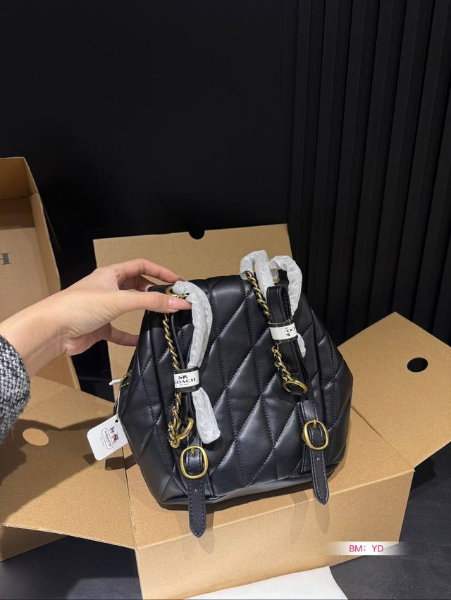 The Coach Coach Shoulder Tabby Backpack with Airplane Box is a versatile and versatile backpack that reshapes the coach design of the 1970s in a modern way. Its multifunctional style can be used as a backpack