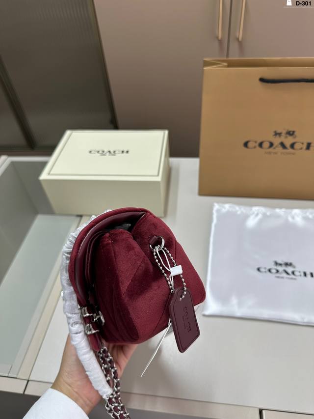 Can you resist the new Quilted Tabby chain version Tabby from Coach Wine God?? Velvet fabric full of small details D-301 size 20.7.10 folding box: