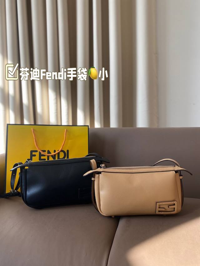 The small-sized folding box Fendi is here, a very practical and versatile bag. Fendi handbag, a soft shoulder bag unveiled at the 2024-25 autumn and winter fashion show, inspired by the collection style of the early 1990s, is made of jacquard fabric