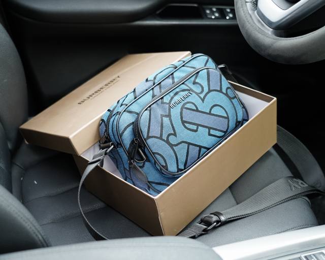 Burberry's official website synchronizes the high-end version of the single shoulder crossbody backpack, which is a classic and timeless work. The original single fabric material has a delicate feel, deep waterproof and wear-resistant. It is not a re