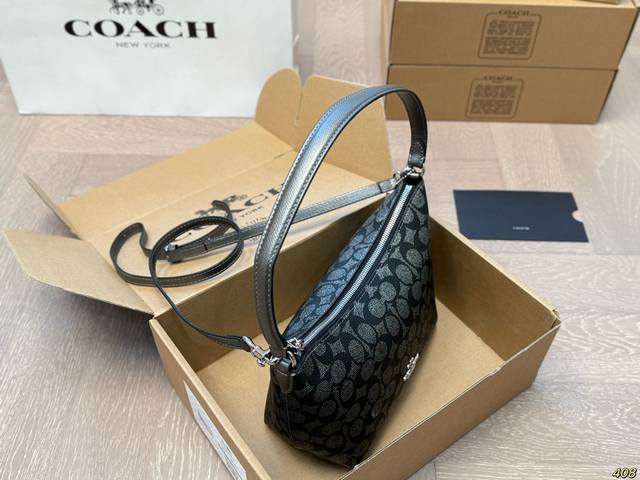 The airplane box, Coach armpit bag, has a high-quality texture, super large capacity, and durability. It can be worn on the street for daily use with a 100% return rate. It is this casual and lazy feeling. Size 20 15: