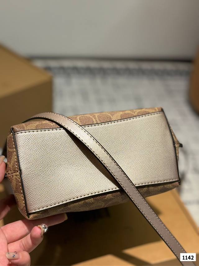 Coach Coach bucket bag is here! Fashionable, lightweight, versatile shoulder bag. Crossbody bag collection beauties! Squat it! Squat it! Squat it! Bucket bag | Bag sharing | Showcasing new bags | Coach Coach Coach hangs up size: 19 22.5: