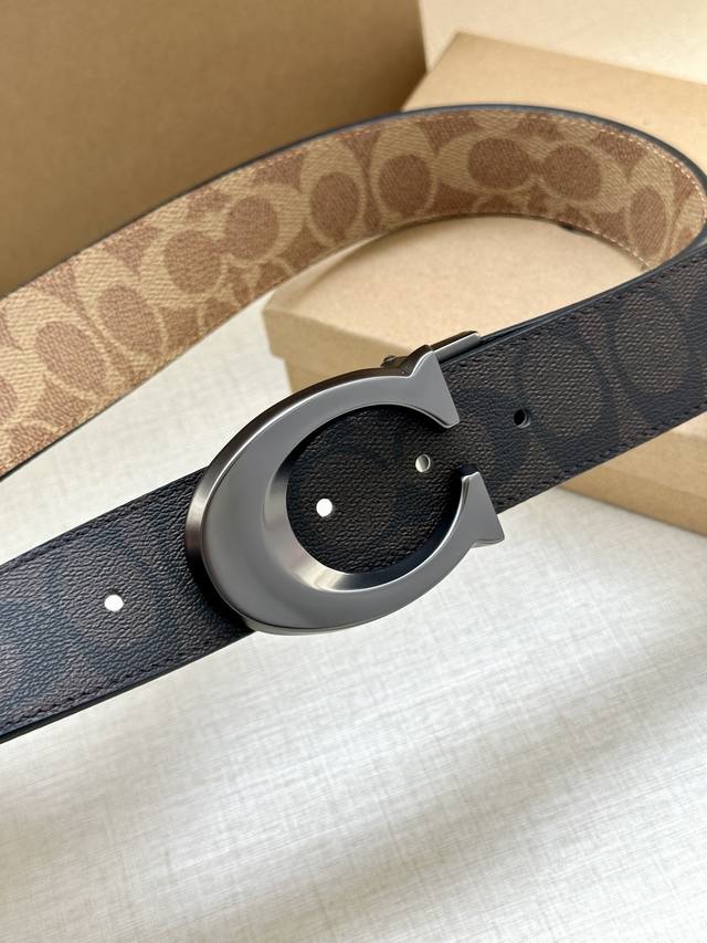 The 3.7cm wide COACH double-sided belt is made of black fabric with a classic logo buckle, and comes in two different appearances. Its fit can be personalized and can be cut with scissors. Trimmable double-sided: