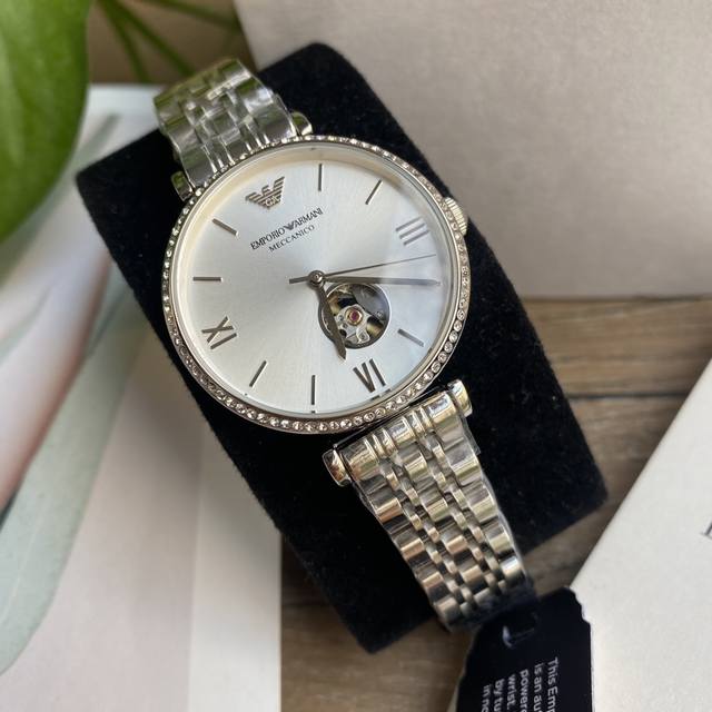 Armani mechanical women's watch has arrived!! Classic and minimalist Italian style, with a transparent heart on the exposed movement, 316 stainless steel strap, original mineral crystal mirror with 30 meter waterproof buckle, fully manual winding mec