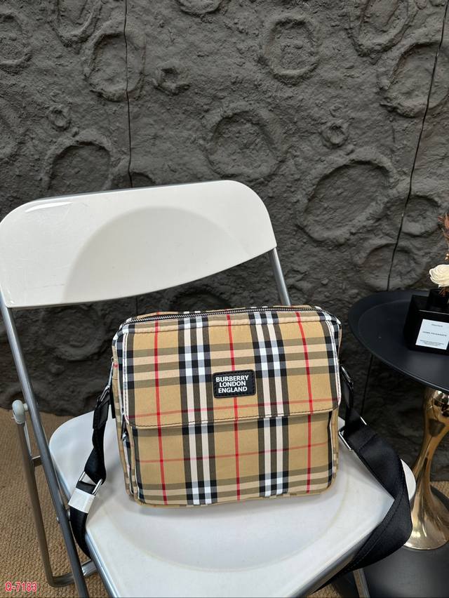 When you carry a Burberry crossbody bag and it looks very handsome, then you may really be a bit handsome Whether you are on a business trip or commuting, you are slightly more handsome than others. The classic checkered pattern is still impressive,