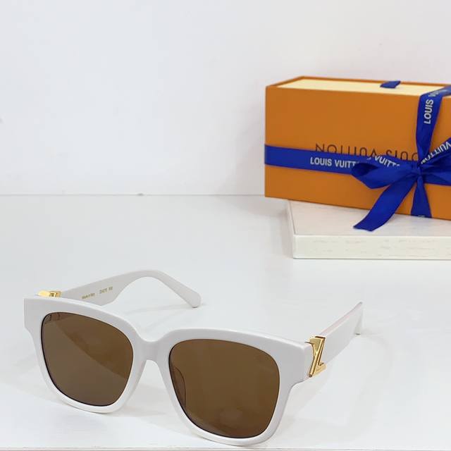 Louis Vuitton * Model: Z2123 Size: 54 Ports 17-140