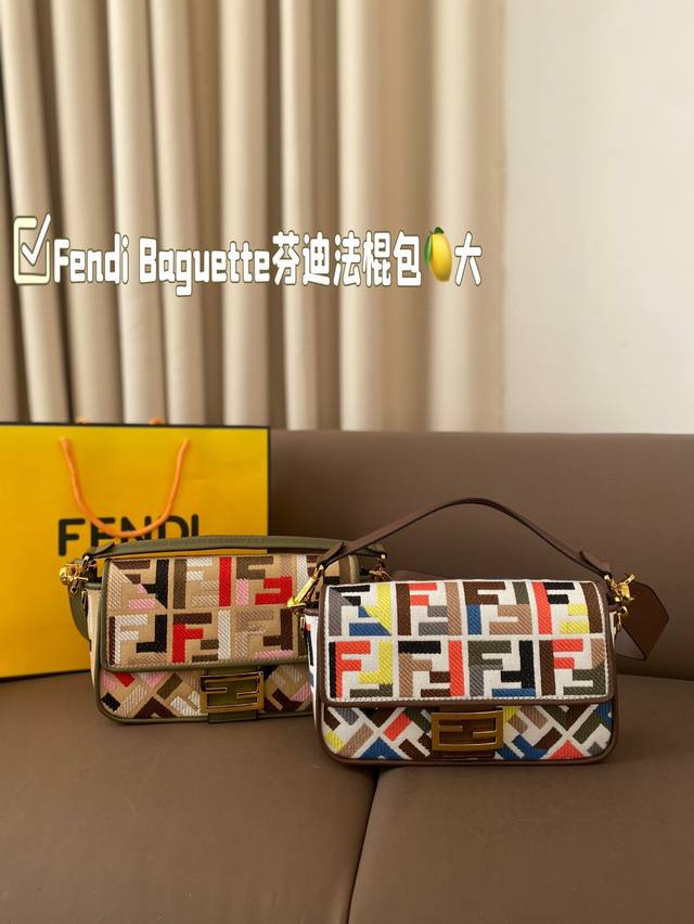 The large folding box Fendi Baguette felt like it hit me at first glance. Plus, the medium size has a longer shoulder strap, which is very practical. There is no pressure to install two mobile phones, wallet, keys, sunglasses, lipstick and powder: