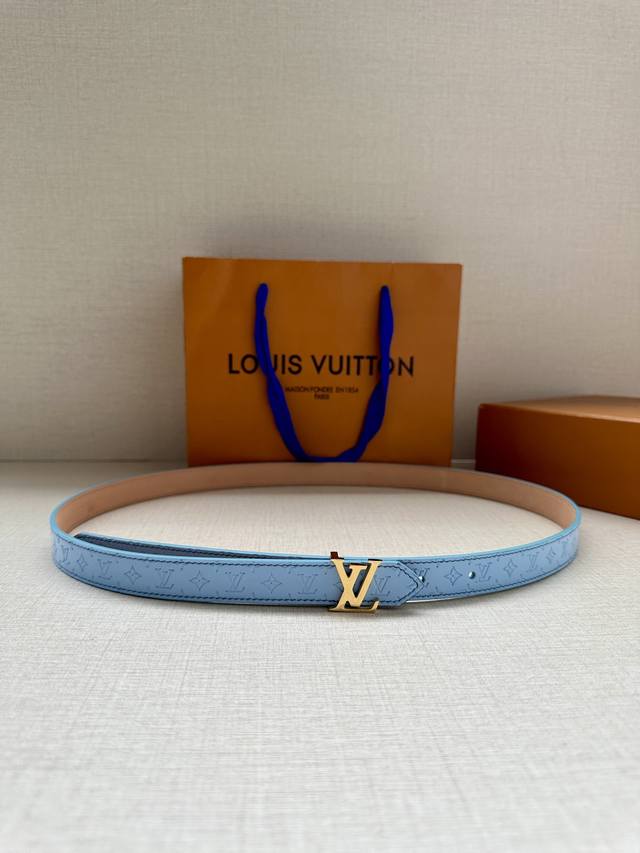 The 2.0-wide Lv Iconic double-sided belt welcomes the new season with a slim cut, paired with the iconic Iconic buckle. Whether showcasing Monogram Reverse canvas or plain leather, it: