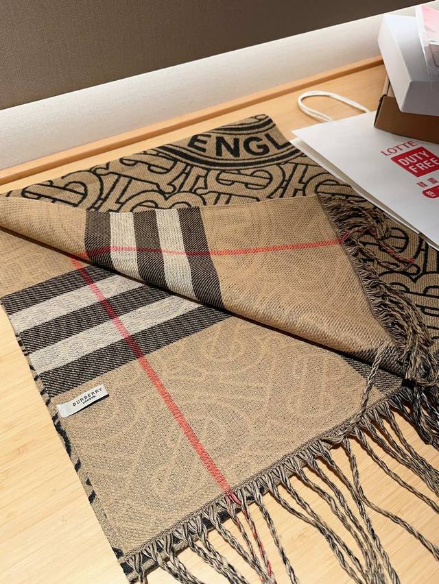 Burberry autumn and winter cashmere scarf size 45 × 1 gift box packaging handbag: