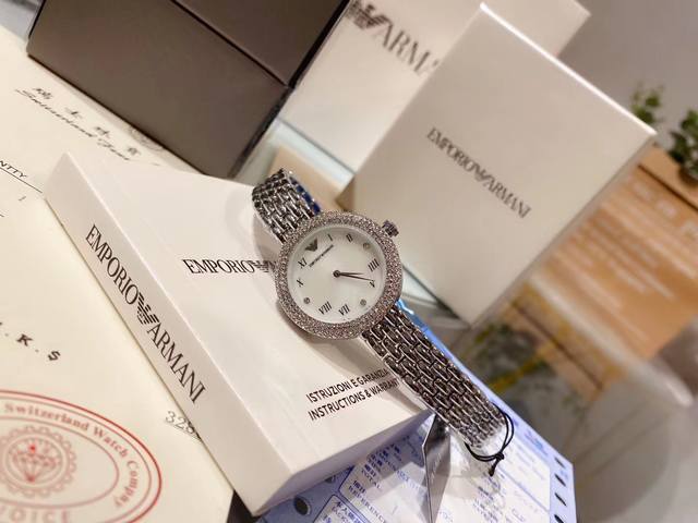 Armani's fashionable new casual women's watch, the same as Tong Liya's, showcases the beauty of the wrist, shining brightly, with colorful and elegant posture, dazzling dial retro Roman scale, rhinestones embellishing the bezel, dynamic and luxurious