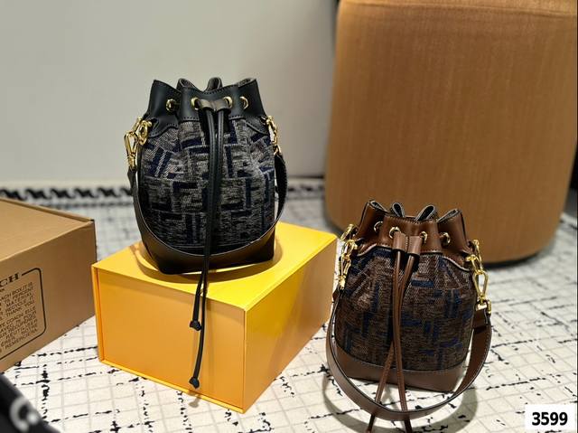 Fendi's popular vintage bucket bag with foldable box is probably the most commonly carried bag by trendsetters. Fendi's single shoulder and diagonal cross are not a problem, giving it a lazy and lazy street style. Qi Wei,: