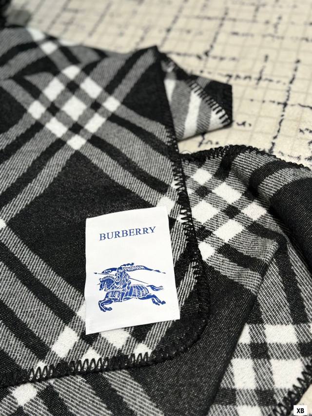 Gift box packaging Burberry scarf Hi! The cold winter has arrived, it's time to add a bright color to your outfit! This scarf is simply magical, not only can it keep you warm, but it can also immediately make you the center of fashion! Match with jac