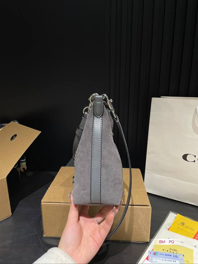Paired with a box, Coach's new armpit bag with a spicy girl style is also so cool. The new product is so beautiful, and the new bag has a good shape for carrying. It's really cool. Family size: 25 17: