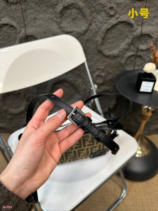 Equipped with a folding box Fendi armpit bag, it can be worn under the armpit or diagonally, with a simple and luxurious feel. Size 24.14cm: