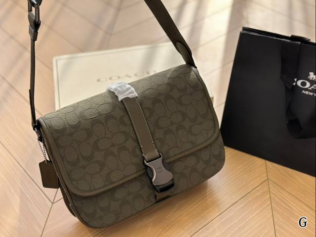 Folding box is great! Coach's new League men's bag is worth having! The Coach League bag is made of high-quality leather materials, such as cowhide, paired with fabric and signature jacquard fabric, which is made of organic cotton: