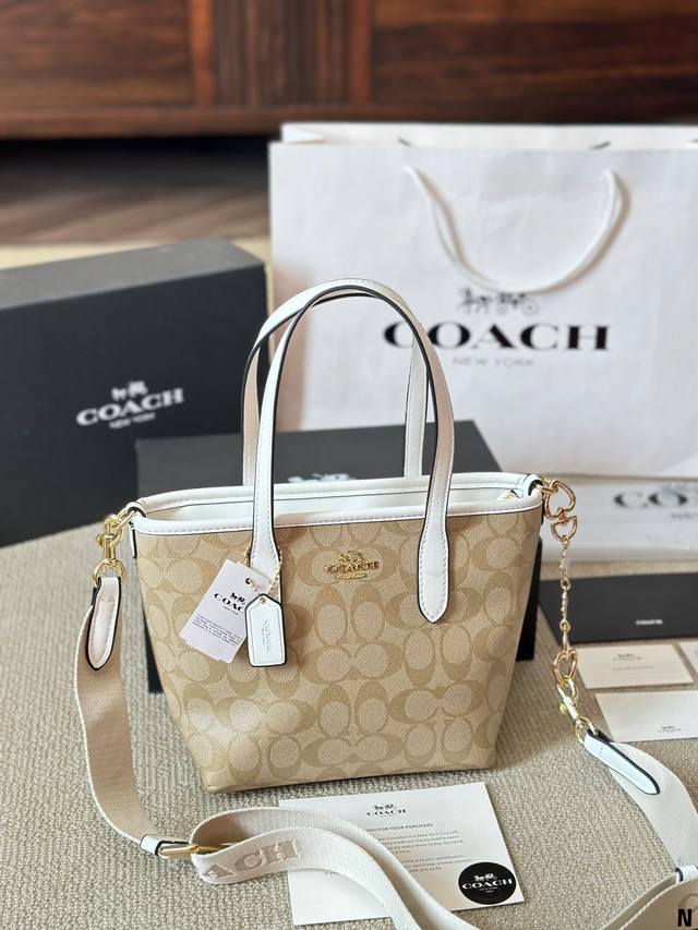 Coach with accessories! Such a cute City tote bag! Coach's new September product is the Little Tote Bag! City Series Mini Number!! Good boy, good boy. Size 20 20cm: