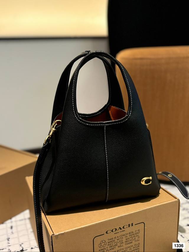 Paired with a box, the Coach Bucket Bag is simple yet not simple. This bag is versatile in meeting daily office capacity needs and offers versatile clothing options such as Clean Fit, neutral style, and mixed sports style