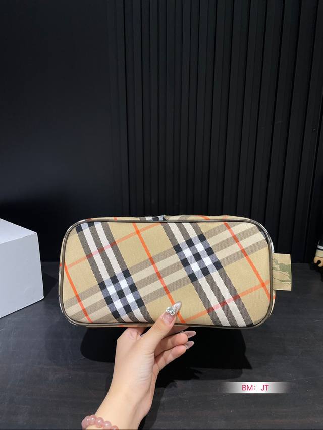 Paired with a folding box, the new Hobo from Burberry looks so great! It's completely covered in grass and the overall body is very light and stylish. There is also a sub bag that can be disassembled. The size is just right and super suitable for dai