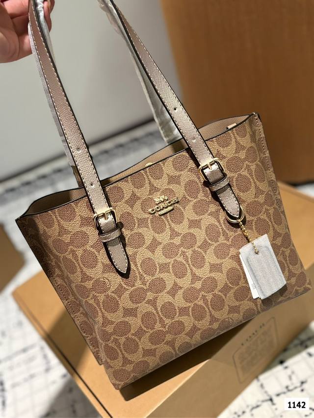 It goes without saying that the Coach shopping bag is a classic evergreen product of the Coach. Its color matching is very distinctive, and it is a super popular tote bag that can cure all troubles. It is the best representative of appearance and pra