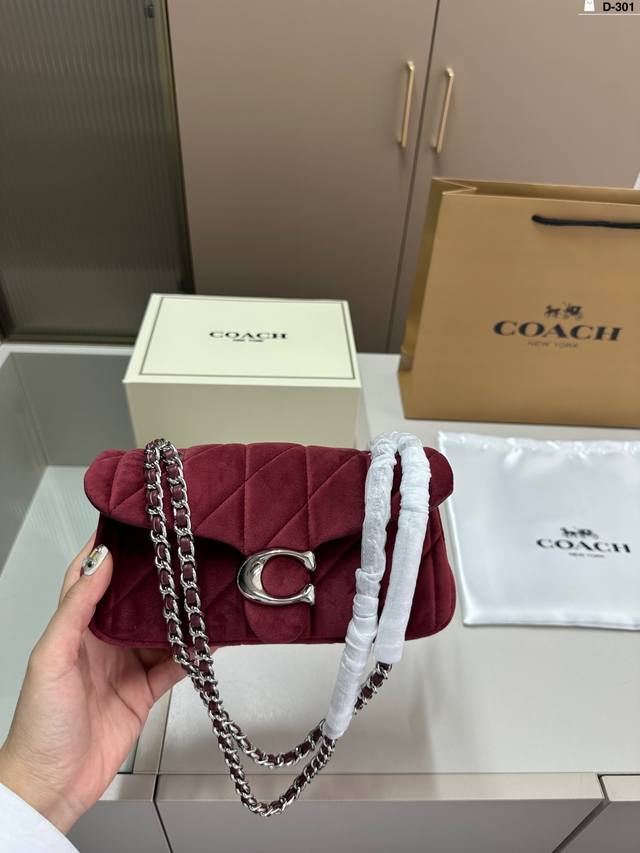 Can you resist the new Quilted Tabby chain version Tabby from Coach Wine God?? Velvet fabric full of small details D-301 size 20.7.10 folding box:
