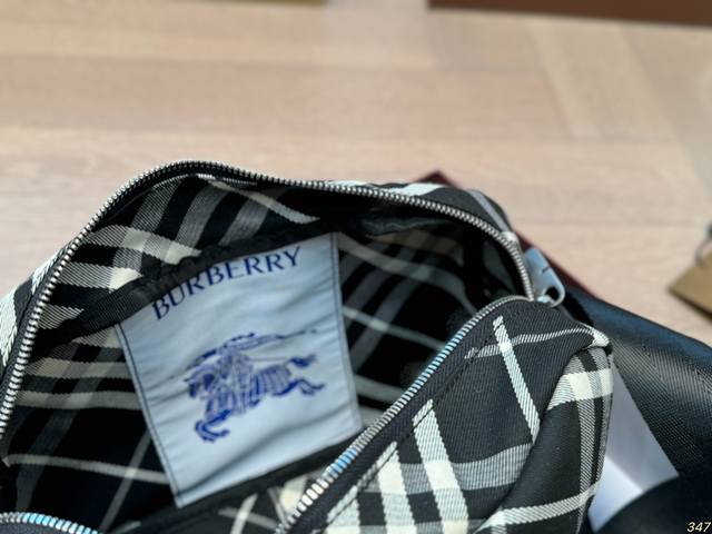 Box matching Burberry camera bag is a style that can be carried by both men and women. If you are tired of carrying it, you can give it to your boyfriend. Size 25 17