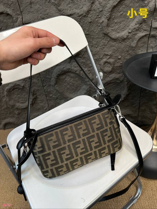 Equipped with a folding box Fendi armpit bag, it can be worn under the armpit or diagonally, with a simple and luxurious feel. Size 24.14cm: